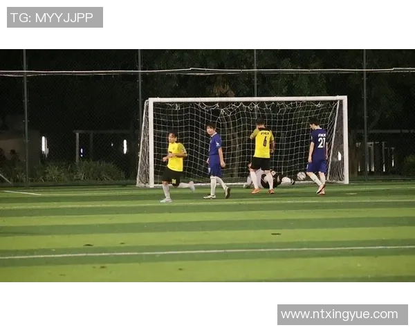 足球射门瞬间定格球星风采震撼壁纸展示技巧与力量的完美结合